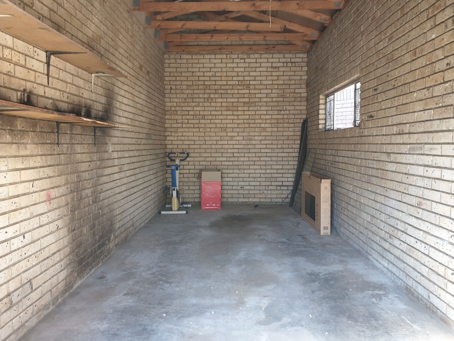 To Let 2 Bedroom Property for Rent in Roosheuwel North West